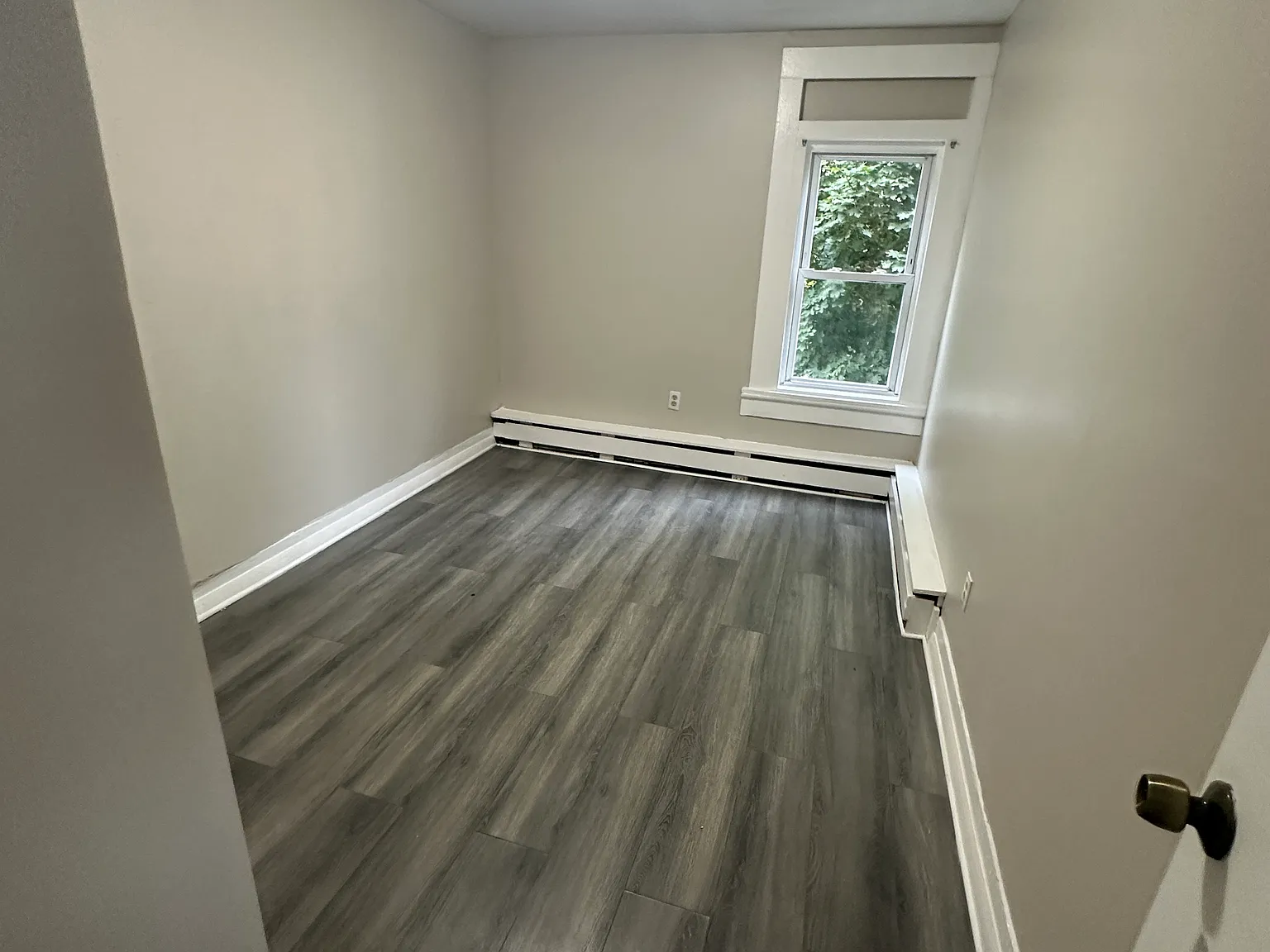 5 bed, 1300 sqft, $2,349 — Photo 3