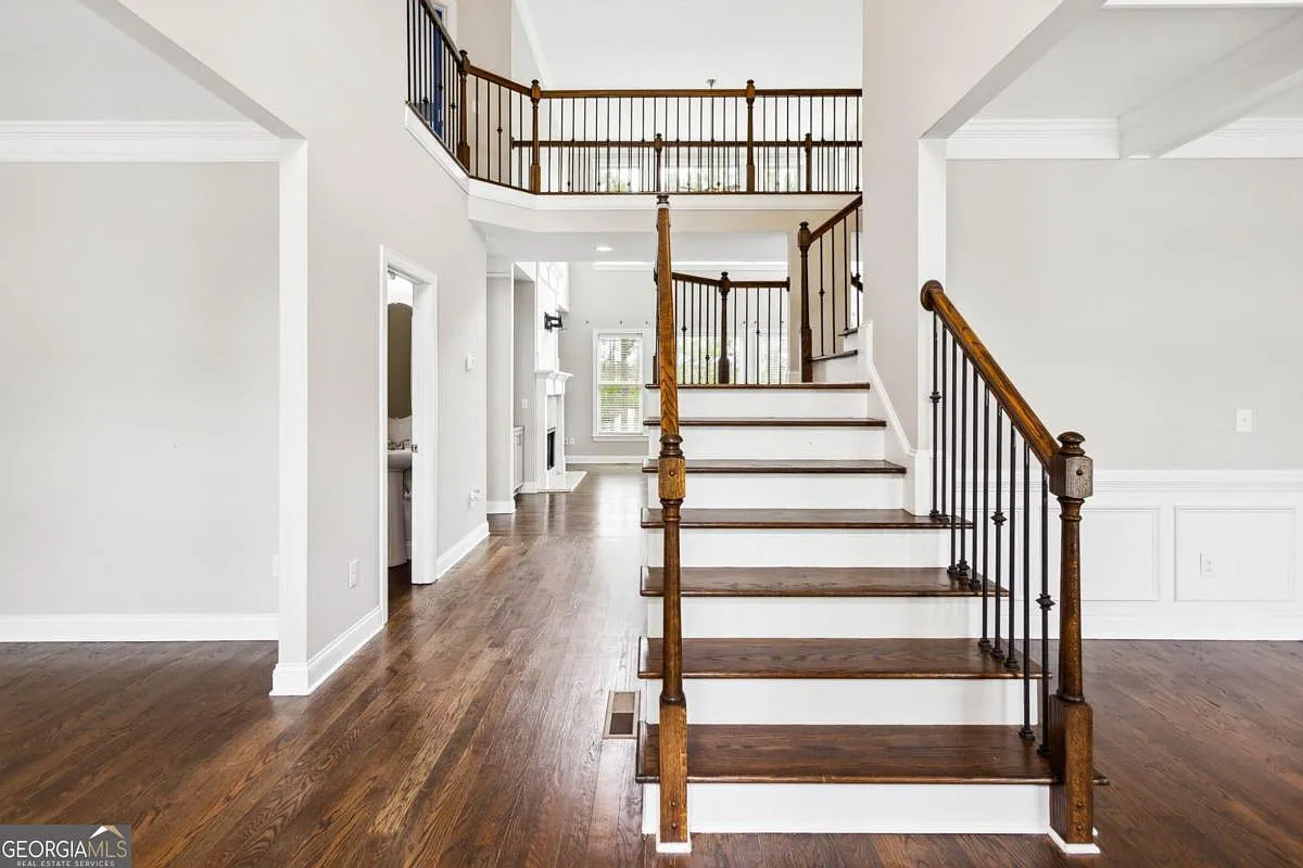 5 bed, 4.5 bath, 4056 sqft, $5,500 — Photo 2