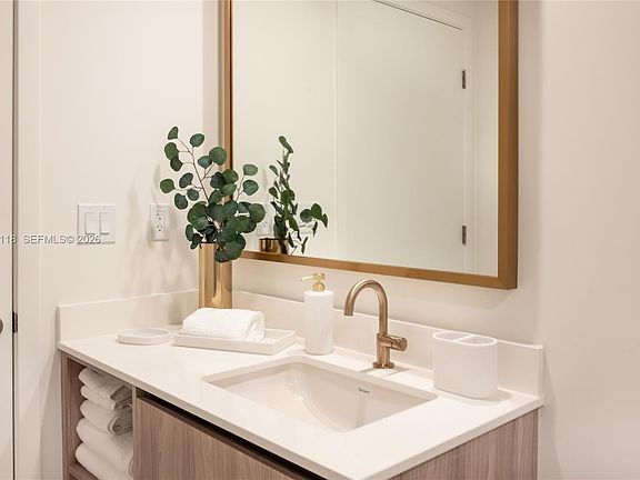 5th image of 77 SE 5th St #2513