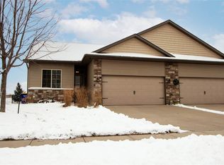 562 Locust Dr, North Liberty, IA 52317