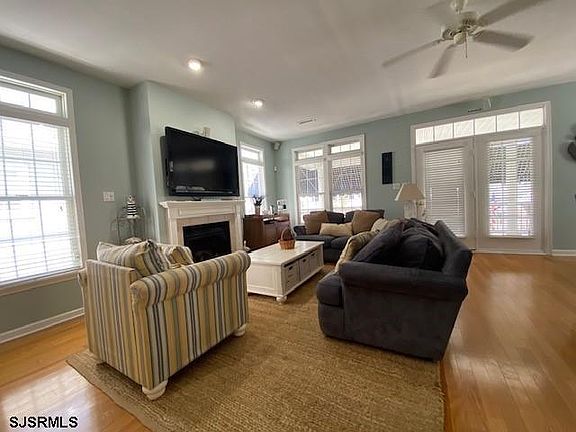 4th image of 830 E 4th St Floor 2