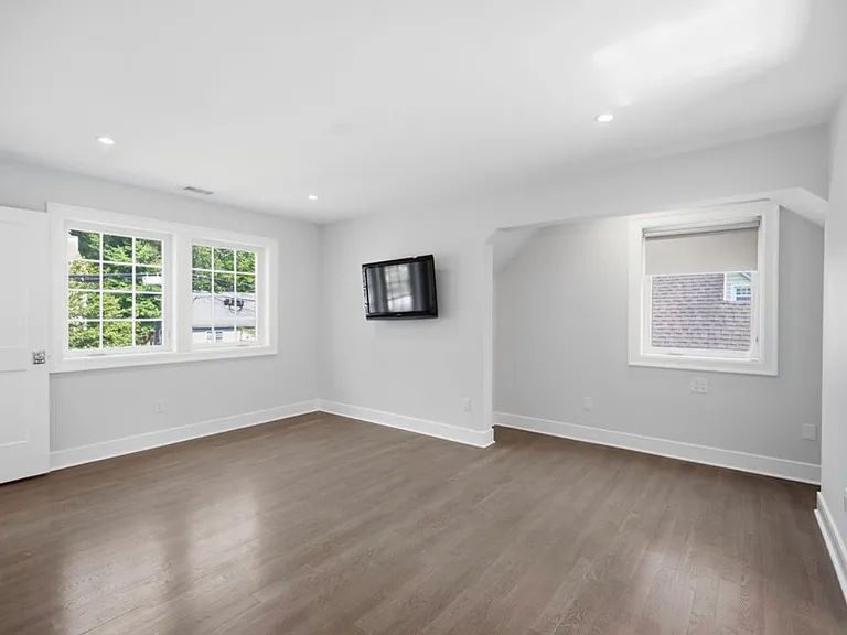 Morgan Ave — Photo 10