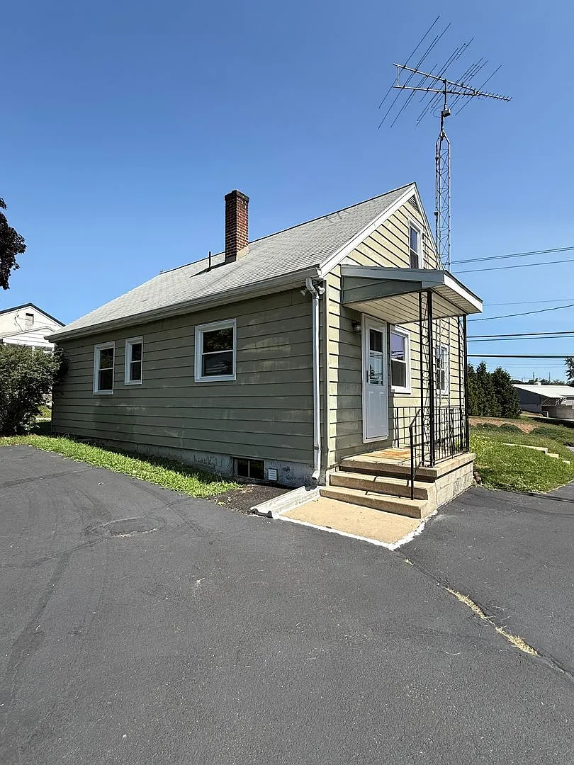 Charming 4-Bedroom Cape Cod Home with Spacious Yard & Storage — Photo 2