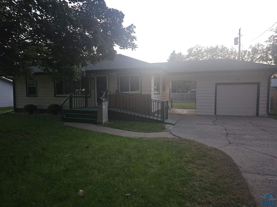 2nd image of 2727 S Cypress St