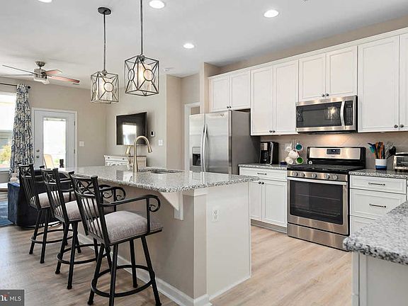 3rd image of 16872 Bellevue Ct