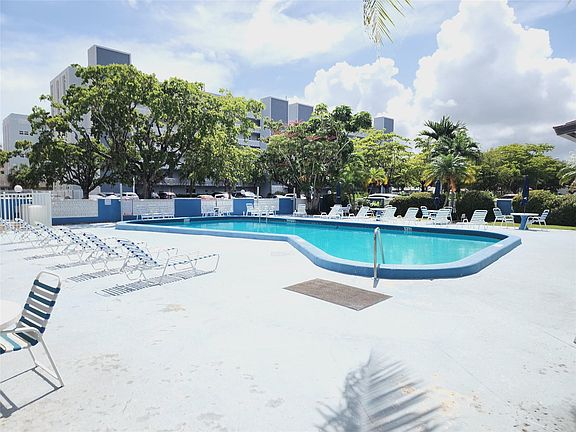 5th image of 401 NE 14th Avenue #306