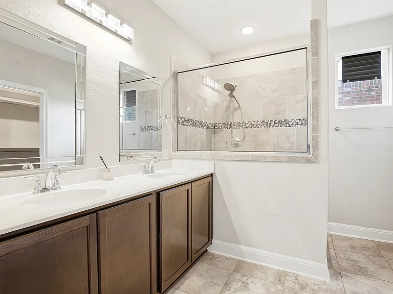 12139 Casparis — Photo 7