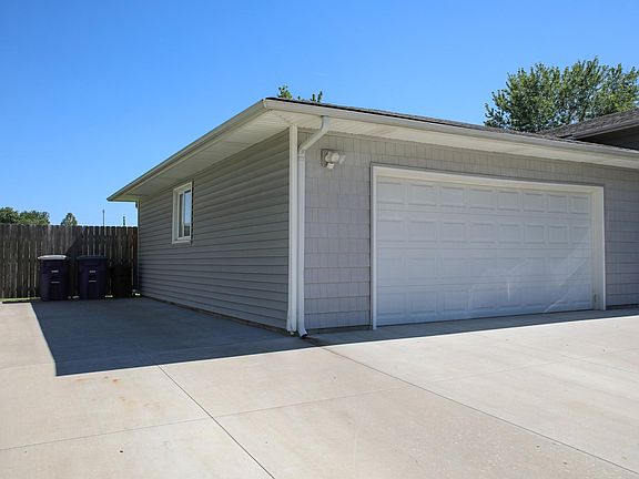 3rd image of 3001 Arbor Dr
