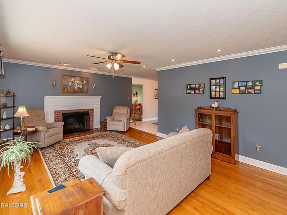 2nd image of 813 Sargent Dr