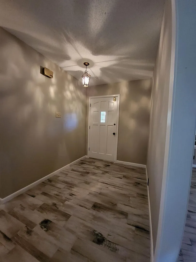 Very nicely renovated 3 bedroom 2 bath home — Photo 2