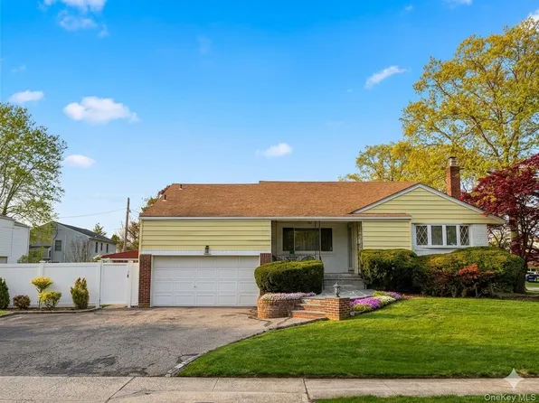 14 Greentree Circle, Westbury, NY 11590