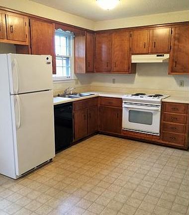 3rd image of 105 Cornelia Ct