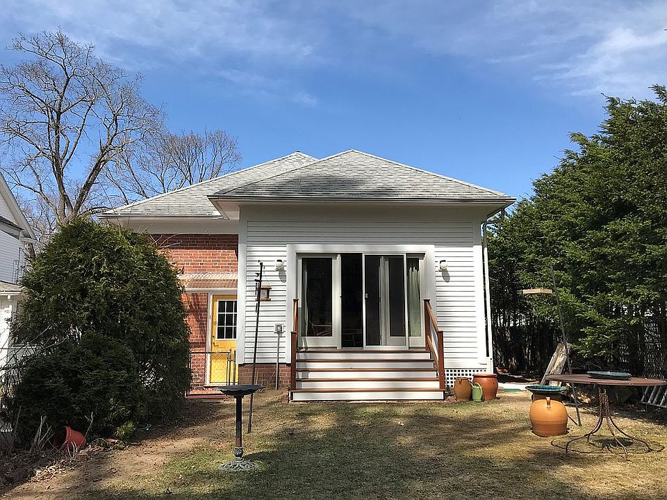 Living room entrance in rear