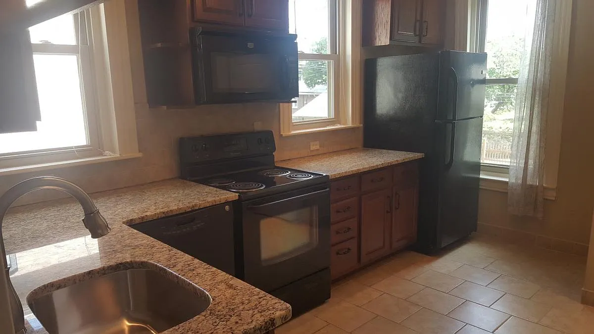 2 bed, 1300 sqft, $1,995 — Photo 2