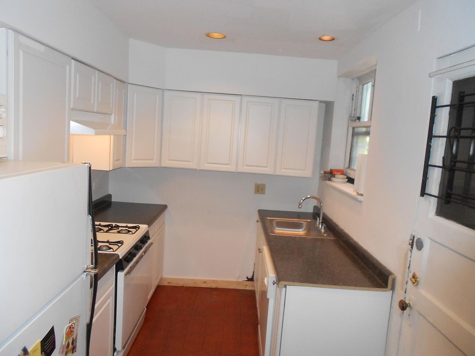 1st image of 644 W Oakdale Ave