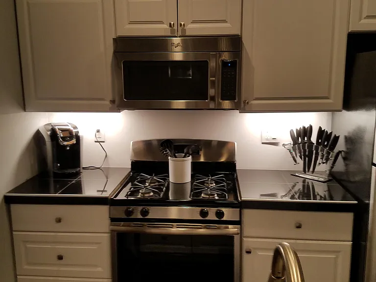 8 Troy Ave — Photo 3