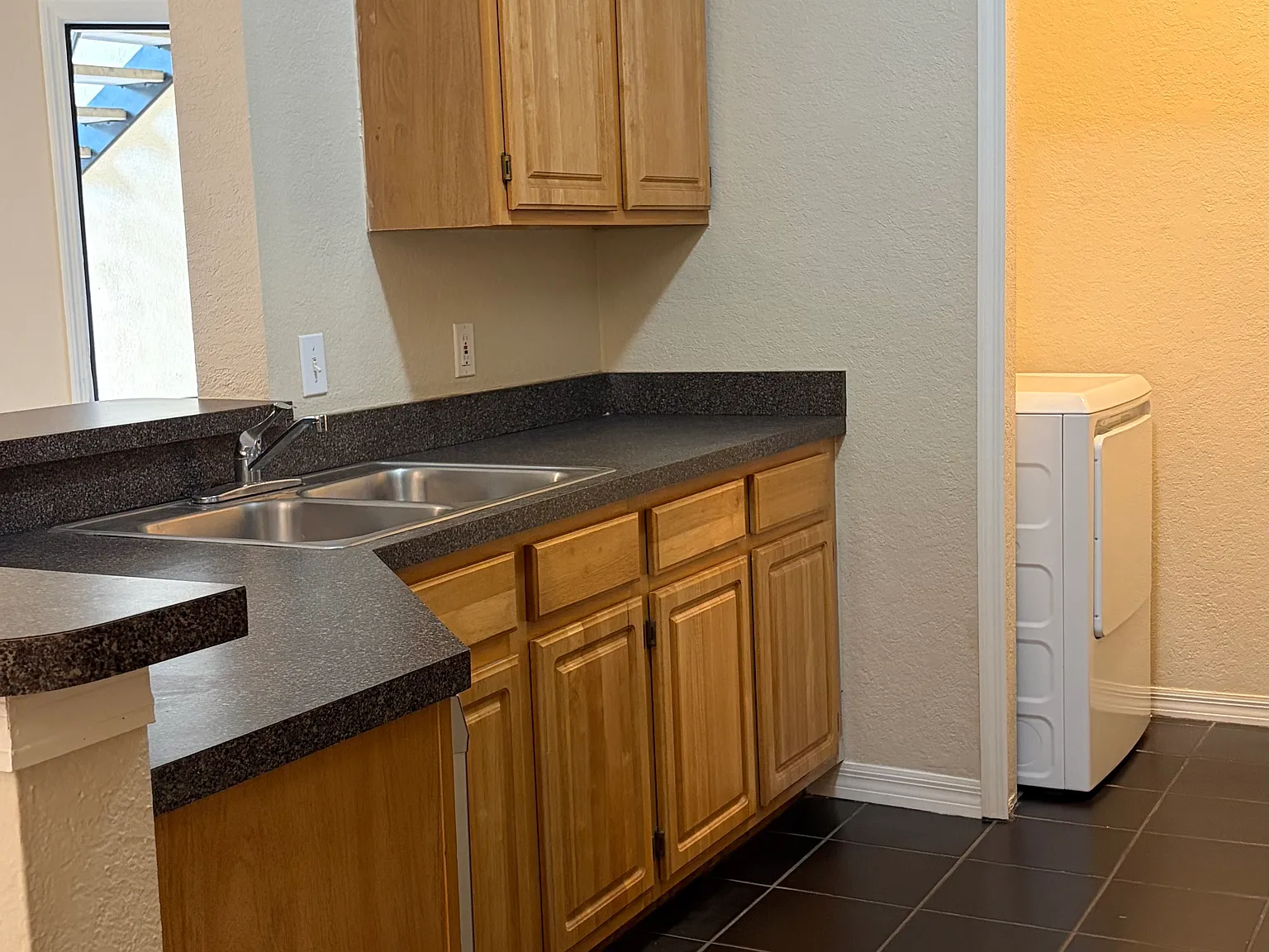 1 bed, 713 sqft, $1,300 — Photo 4