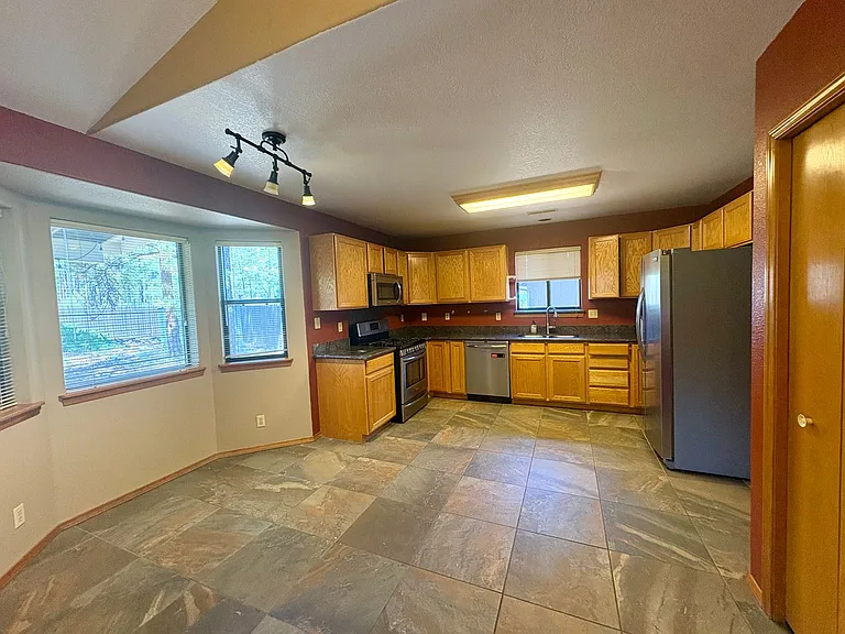 1636 W Ashley Way — Photo 8