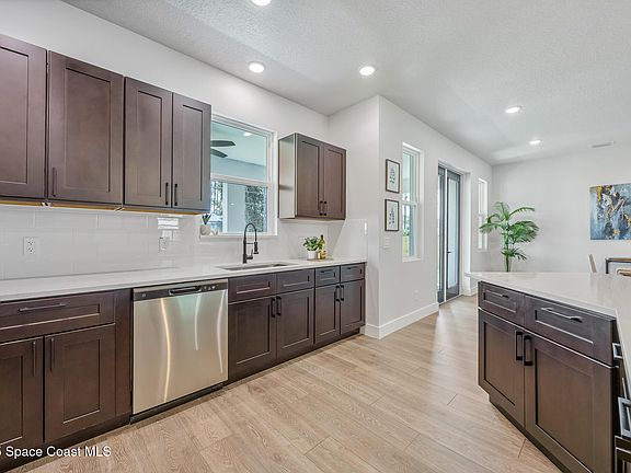 3rd image of 825 Santo Domingo Ave SW