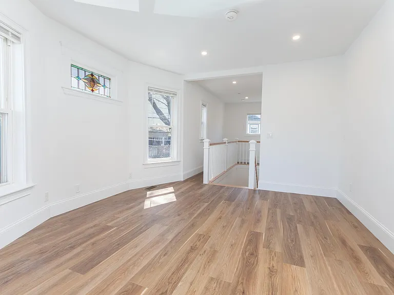 143 E Cottage St #1 — Photo 3