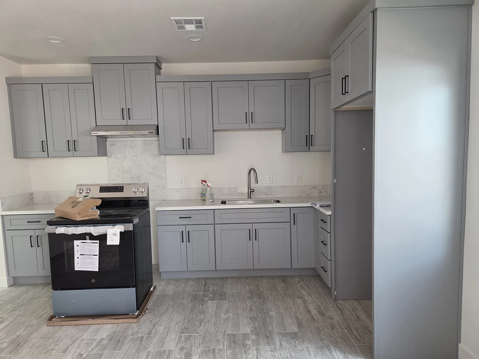 3 bed, 947 sqft, $3,400 — Photo 2