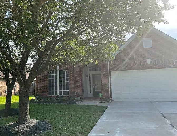 1905 Eden Glen Ln — Photo 1