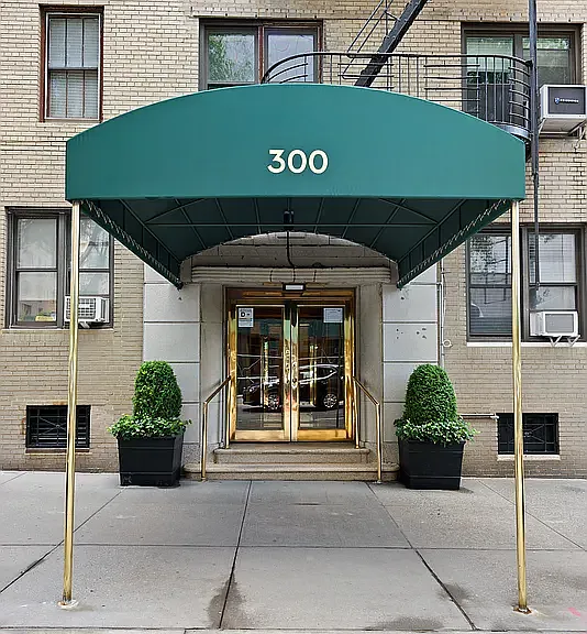 300 W 72nd St #1A — Photo 9