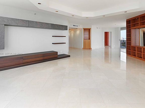 4th image of 3802 NE 207th St APT 2604