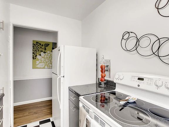 Aspire Palmer Park Stove Fridge Hall view