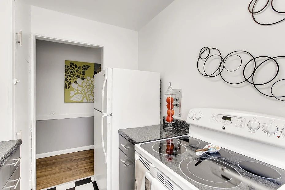 Aspire Palmer Park Stove Fridge Hall view