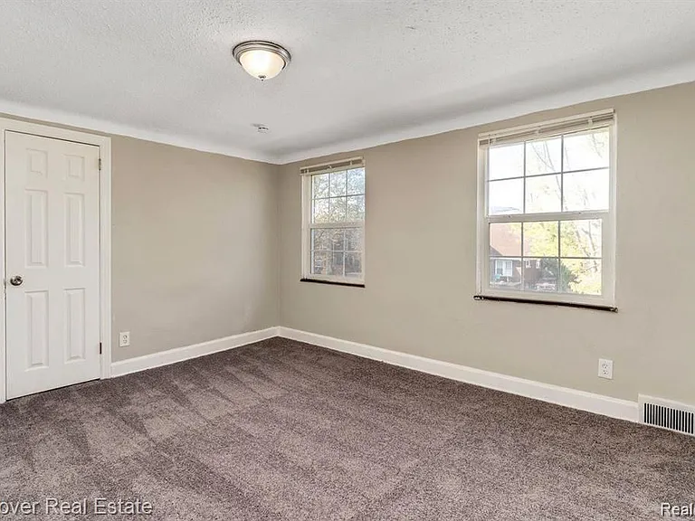 5574 Buckingham Ave — Photo 14