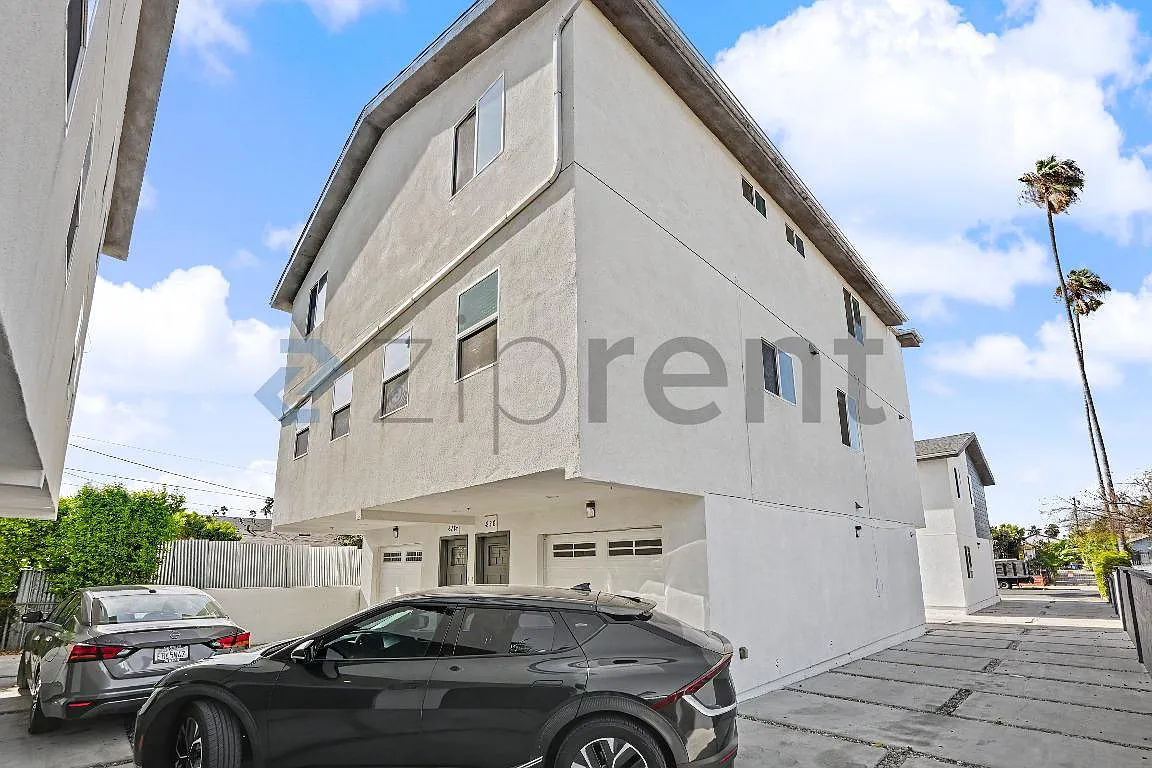 5 bed, 2400 sqft, $4,400 — Photo 1