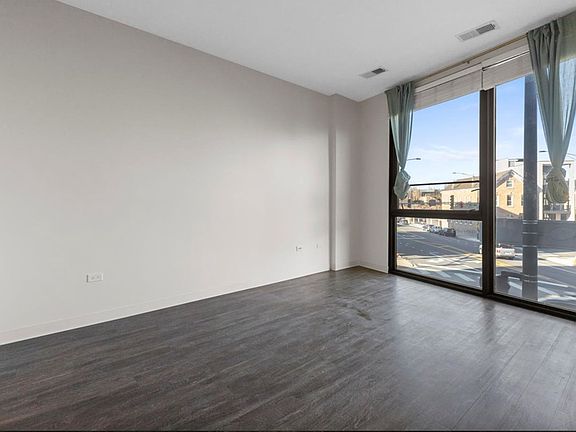 2nd image of 820 N Milwaukee Ave #201