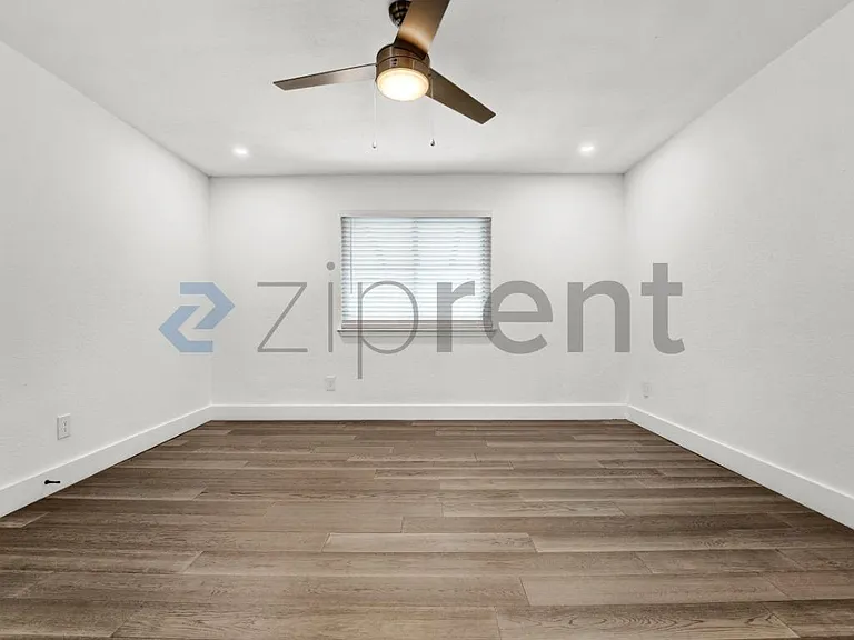 3600 Alexandria Dr — Photo 20