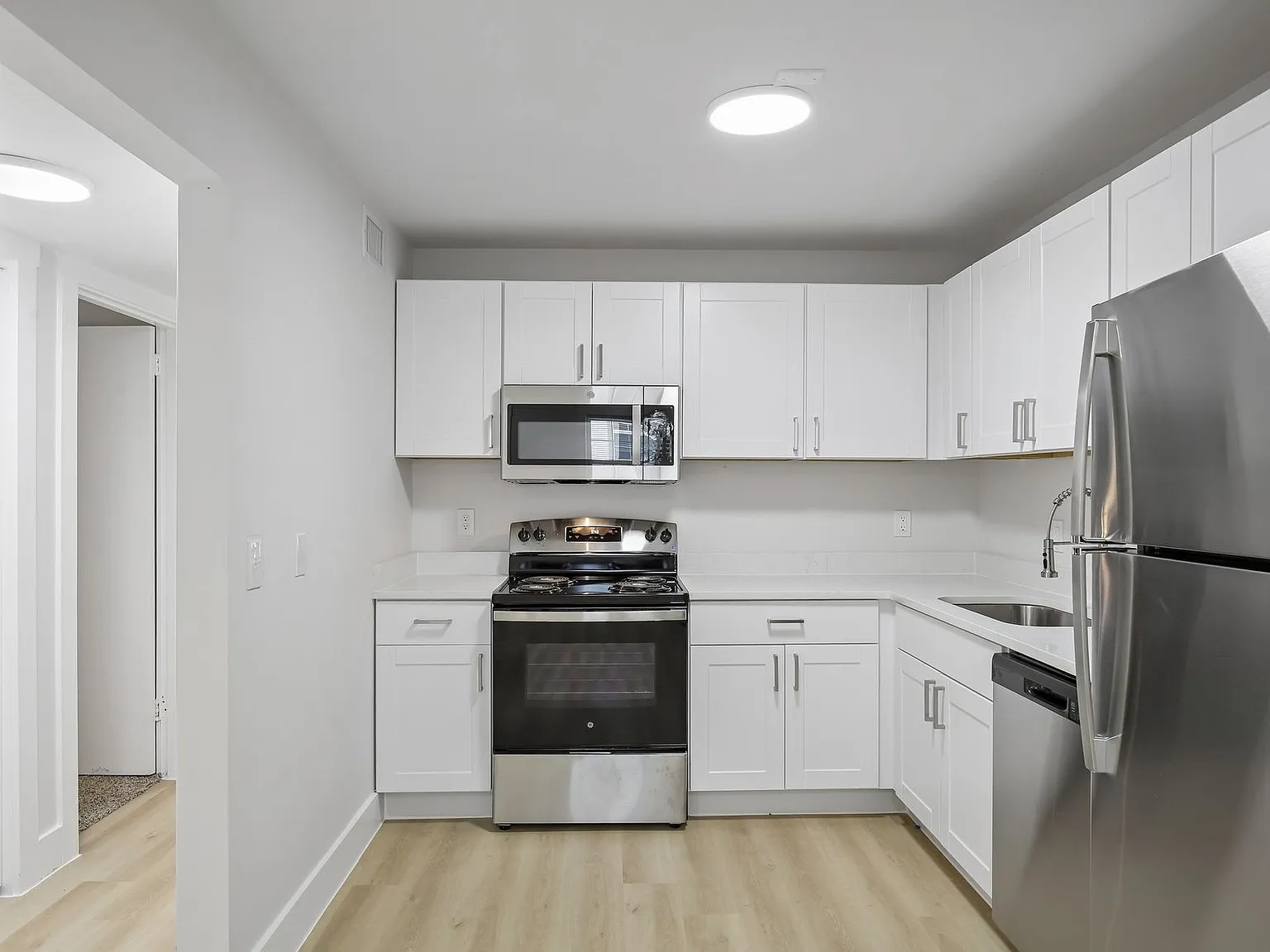 Chateau Apartments - Newly Renovated 1, 2 & 3-Bedrooms at 24th & Hillsboro Village — Photo 2
