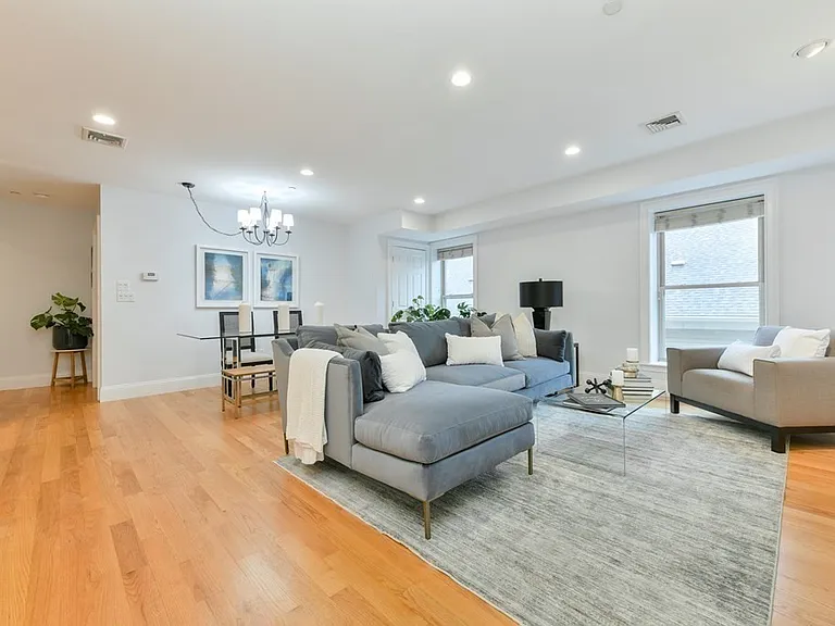 120 W 7th St #303 — Photo 3