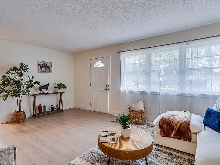 565 S Circle Dr — Photo 4