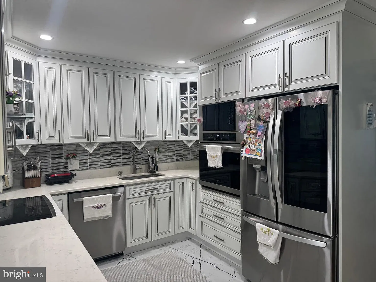 5 bed, 2.0 bath, 1833 sqft, $3,500 — Photo 2