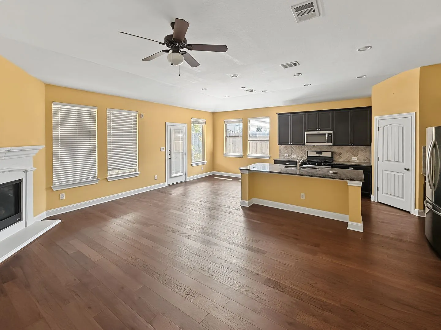 Beautiful 3 bedroom home with over 2,000 sq ft! — Photo 2