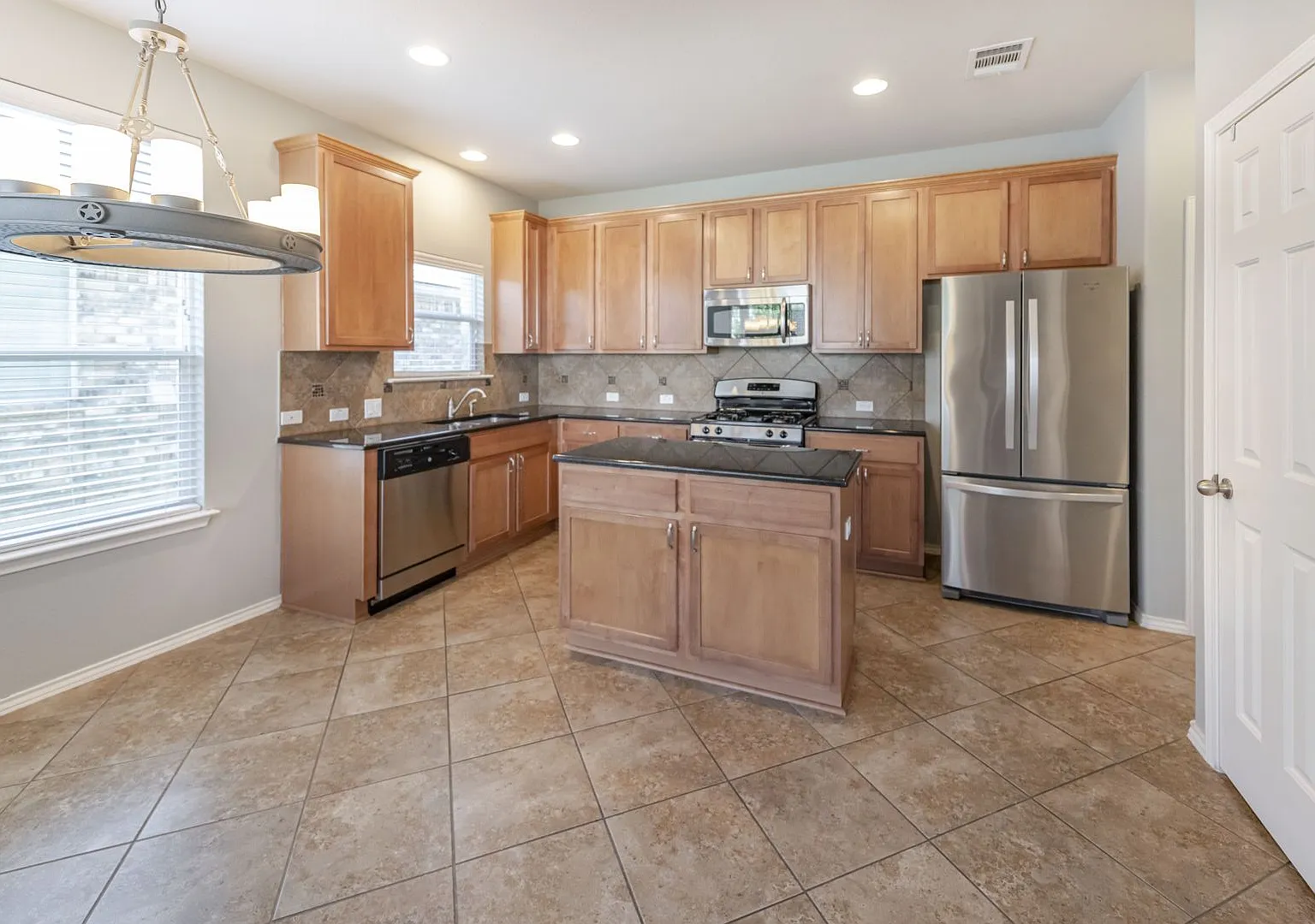Stylish Avery Ranch Home — Photo 4