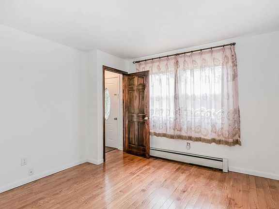 4th image of 35 Shirley Ln