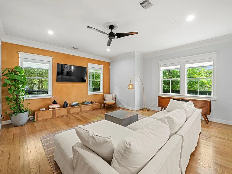 301 Cordell St — Photo 4