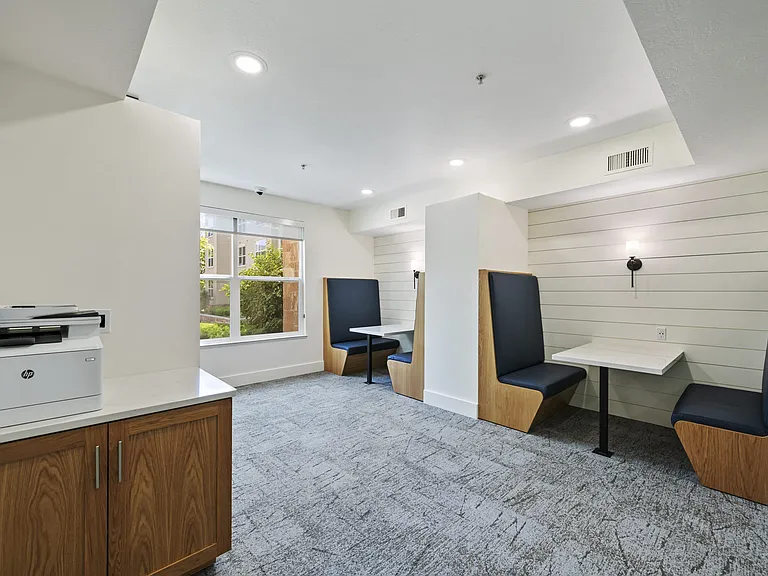 Colonial Court Apartments — Photo 11
