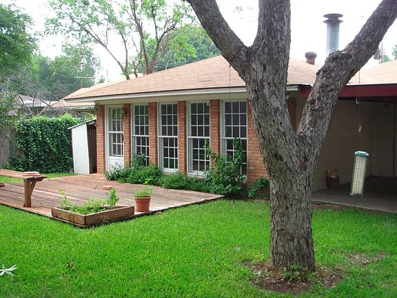 Large back yard, big enough for a pool