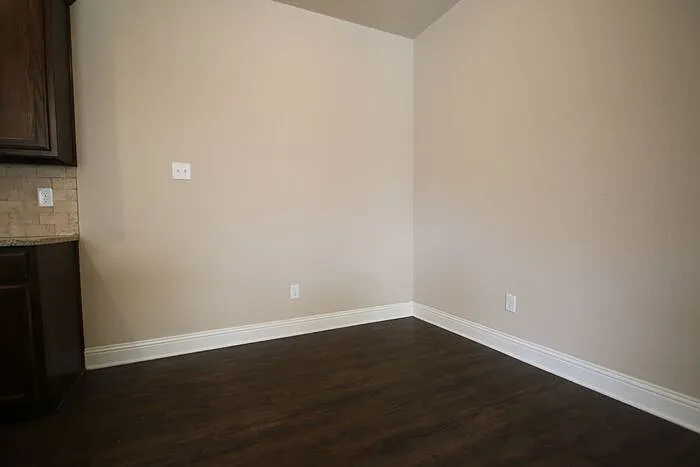 3219 Karen St — Photo 8