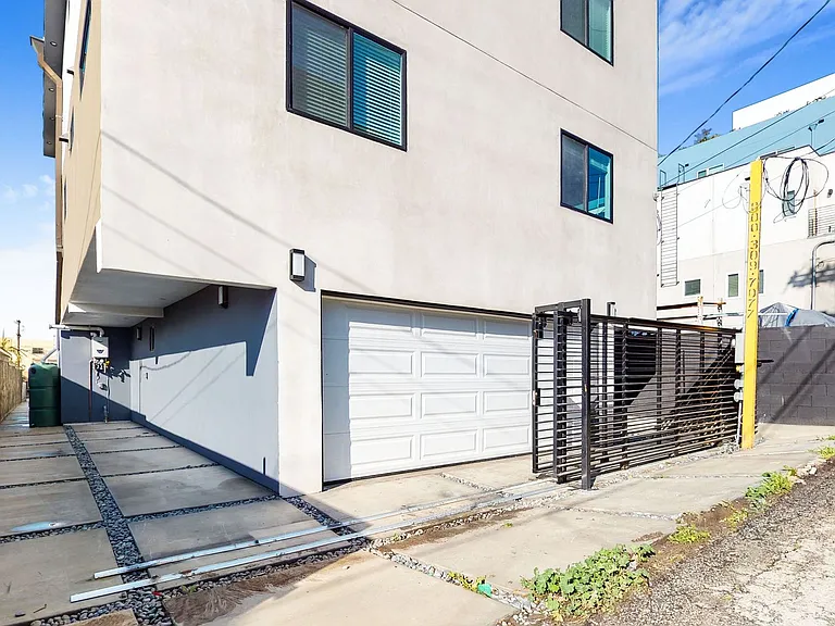 Top-Of-The-Line 4 Bed/4 Bath Townhomes With Parking! — Photo 18
