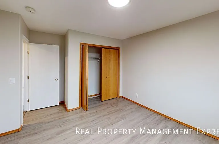 3920 S Stanford Ave — Photo 5