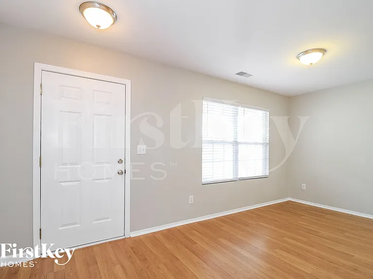 530 Martha Ct — Photo 5