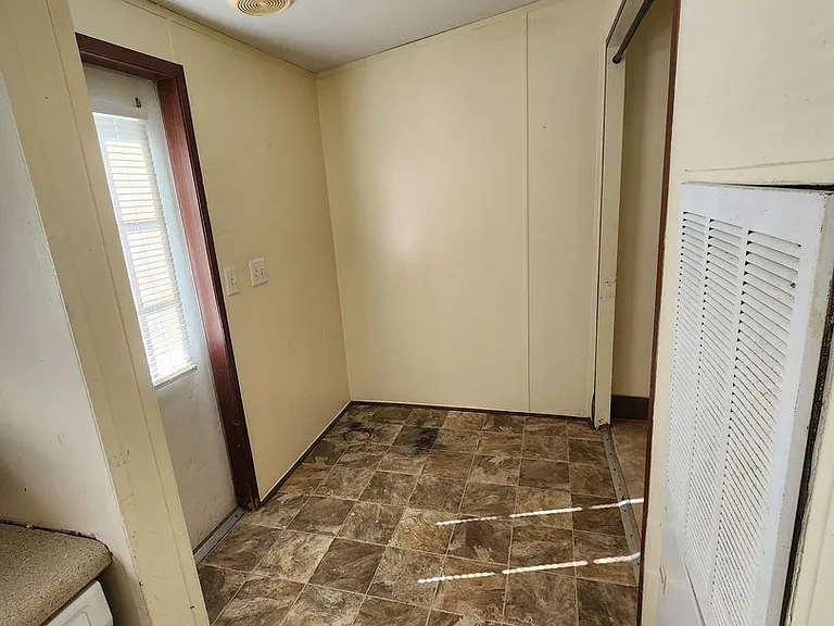 944 Hollywood Dr — Photo 5