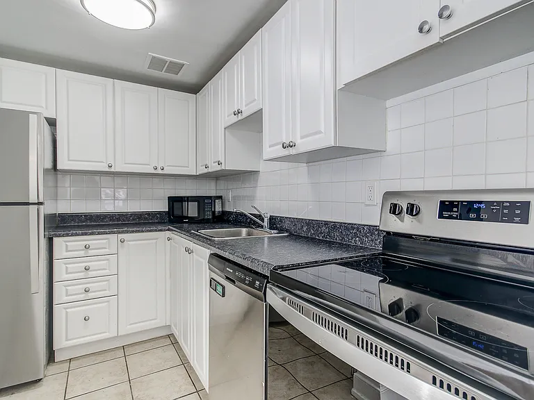 133 Erskine Ave — Photo 3
